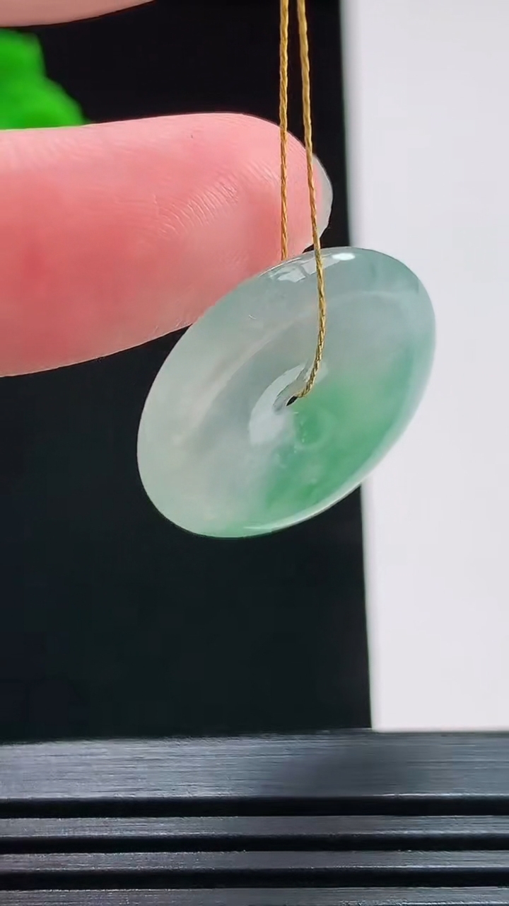 天然A货翡翠平安扣吊坠，尺寸22.6-4 重量:4.50g
7月25日