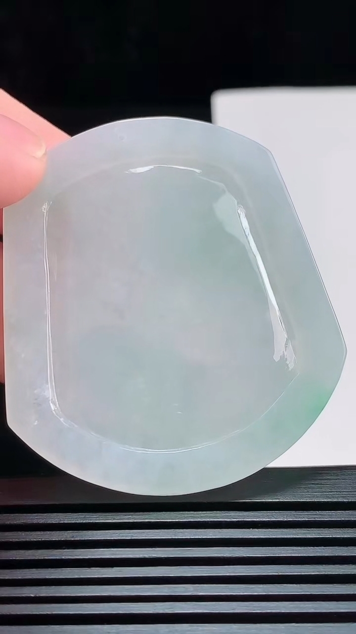 天然A货翡翠龙牌吊坠，尺寸53.8-47.5-5.8 重量:30.80g
7月25日