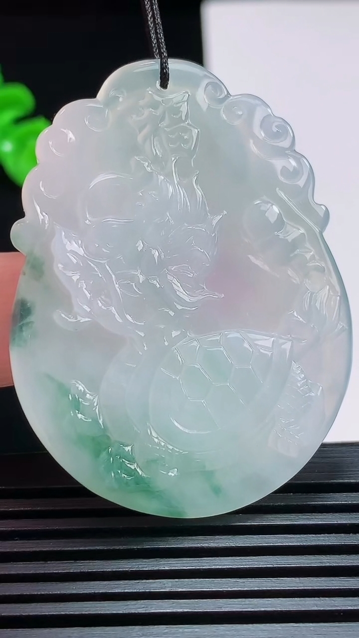 天然A货翡翠飘花龙龟吊坠，尺寸50-38-4.5 重量:16.56g
7月25日