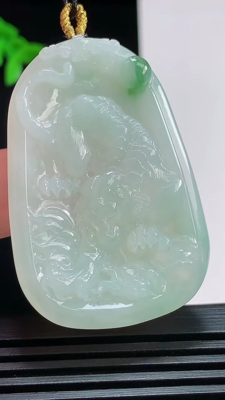天然A货翡翠生肖虎牌吊坠，尺寸48-31.6-6 重量:20.00g
7月25日