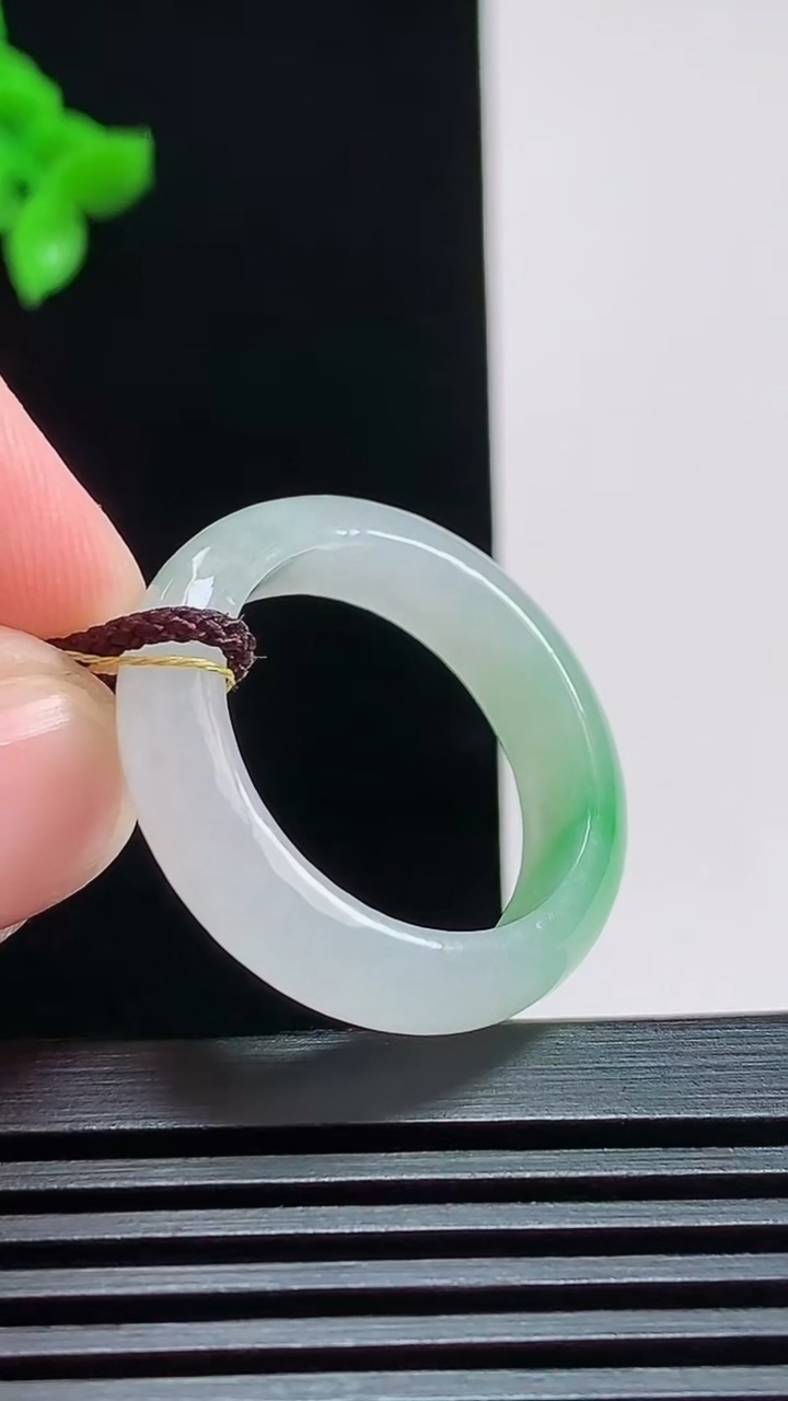 天然A货翡翠玉指环 戒指，尺寸19.8-5.6-3.2 重量:4.60g2026年7月25日
工厂直销收藏佳品,种好水足，色泽均匀，有种有色，上手高大气！