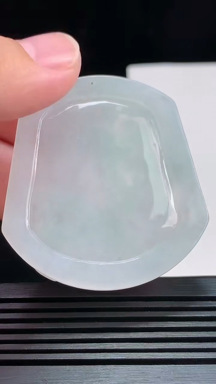 天然A货翡翠龙牌吊坠，尺寸54-48-5.6 重量:30.51g
7月25日
