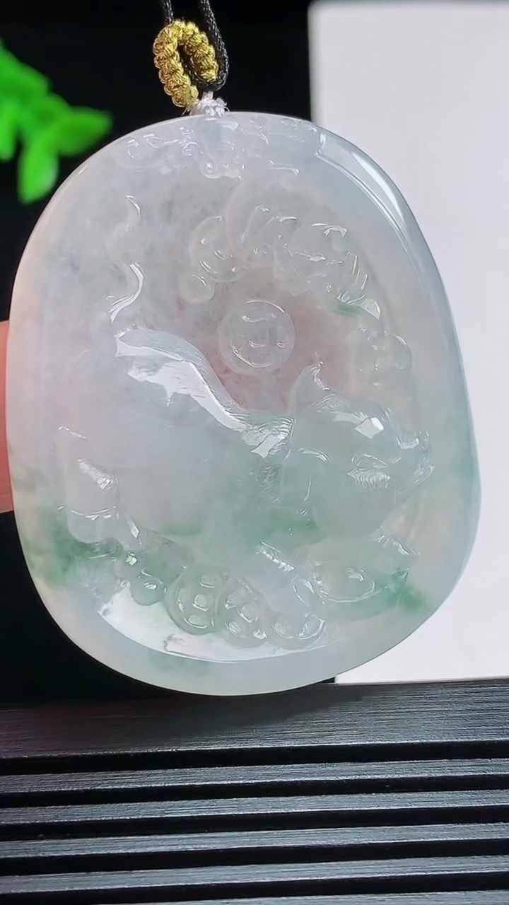 天然A货翡翠飘花生肖猪牌吊坠，尺寸45-36.8-6 重量:19.03g
7月25日