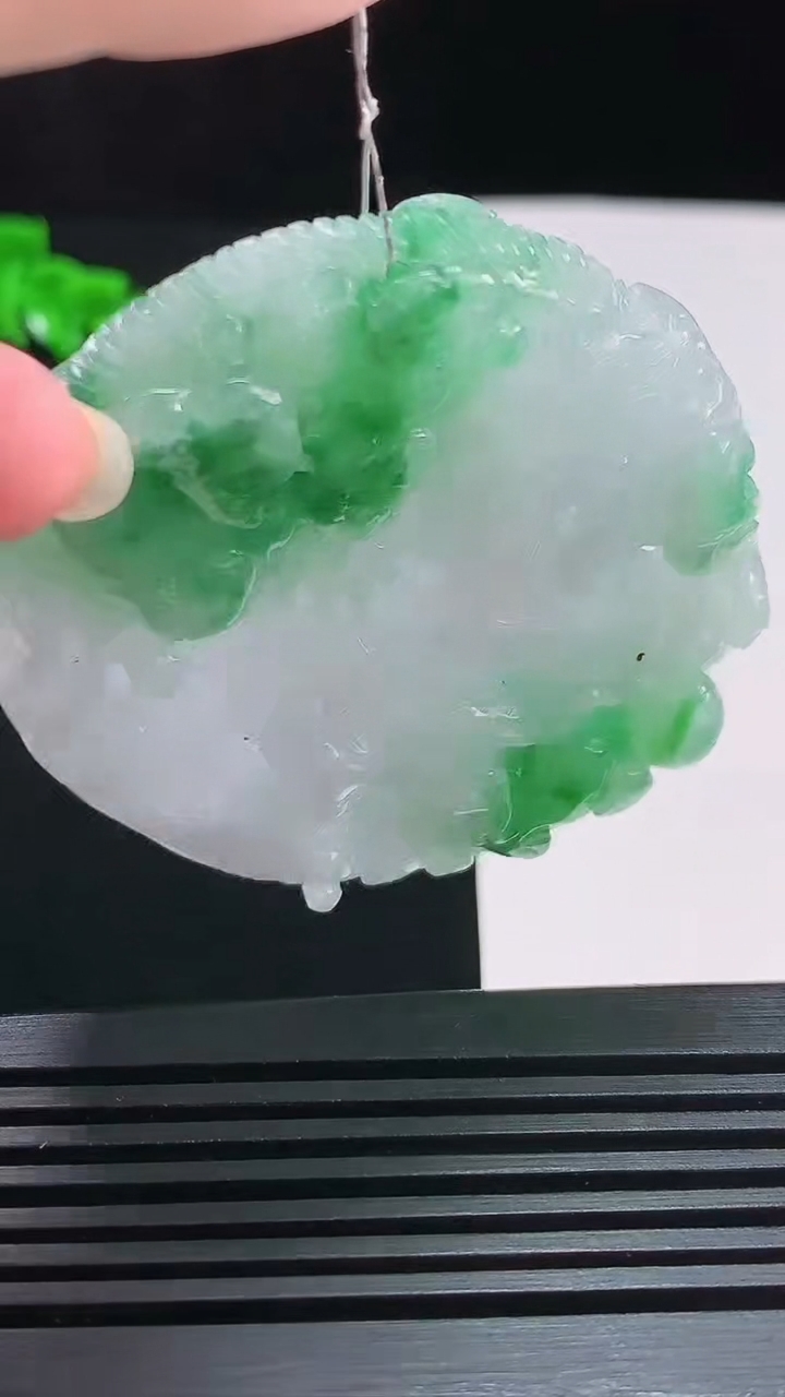 天然A货翡翠龙牌吊坠，尺寸51.5-11.5 重量:50.00g
7月25日