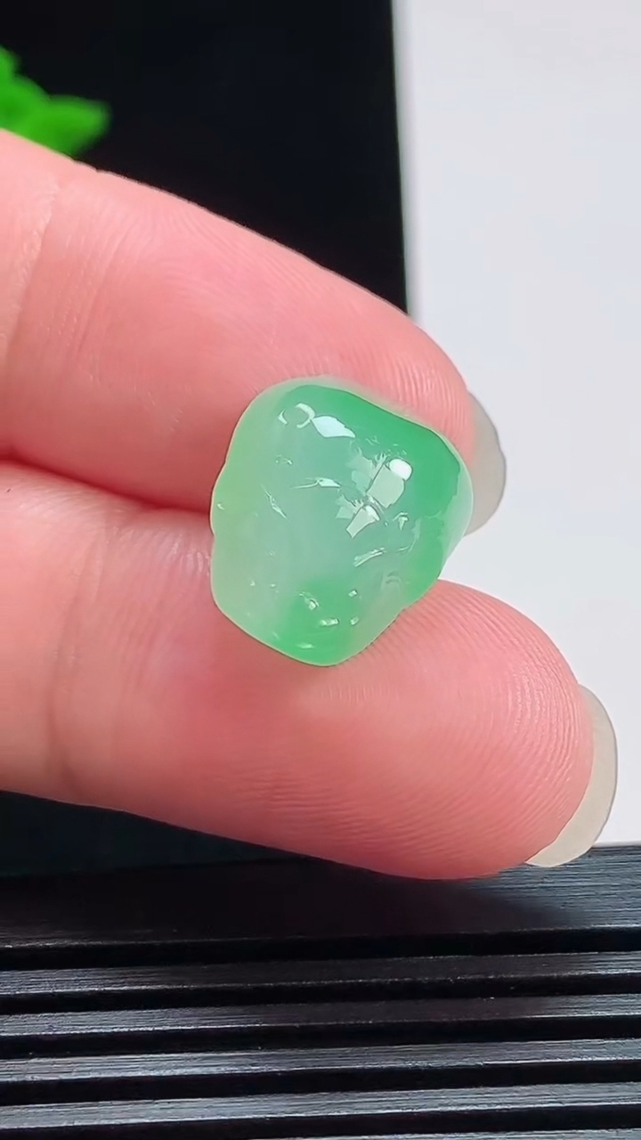 天然A货翡翠金蟾吊坠，尺寸17.6-13-7.8 重量:2.86g
7月25日