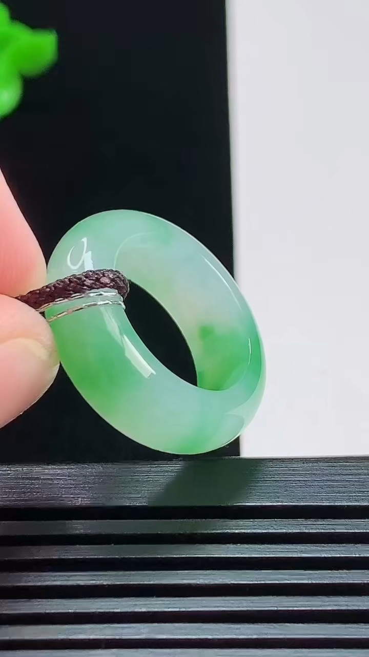 天然A货翡翠玉指环 戒指，尺寸15.5-7-3.8 重量:5.29g2026年7月25日
工厂直销收藏佳品,种好水足，色泽均匀，有种有色，上手高大气！