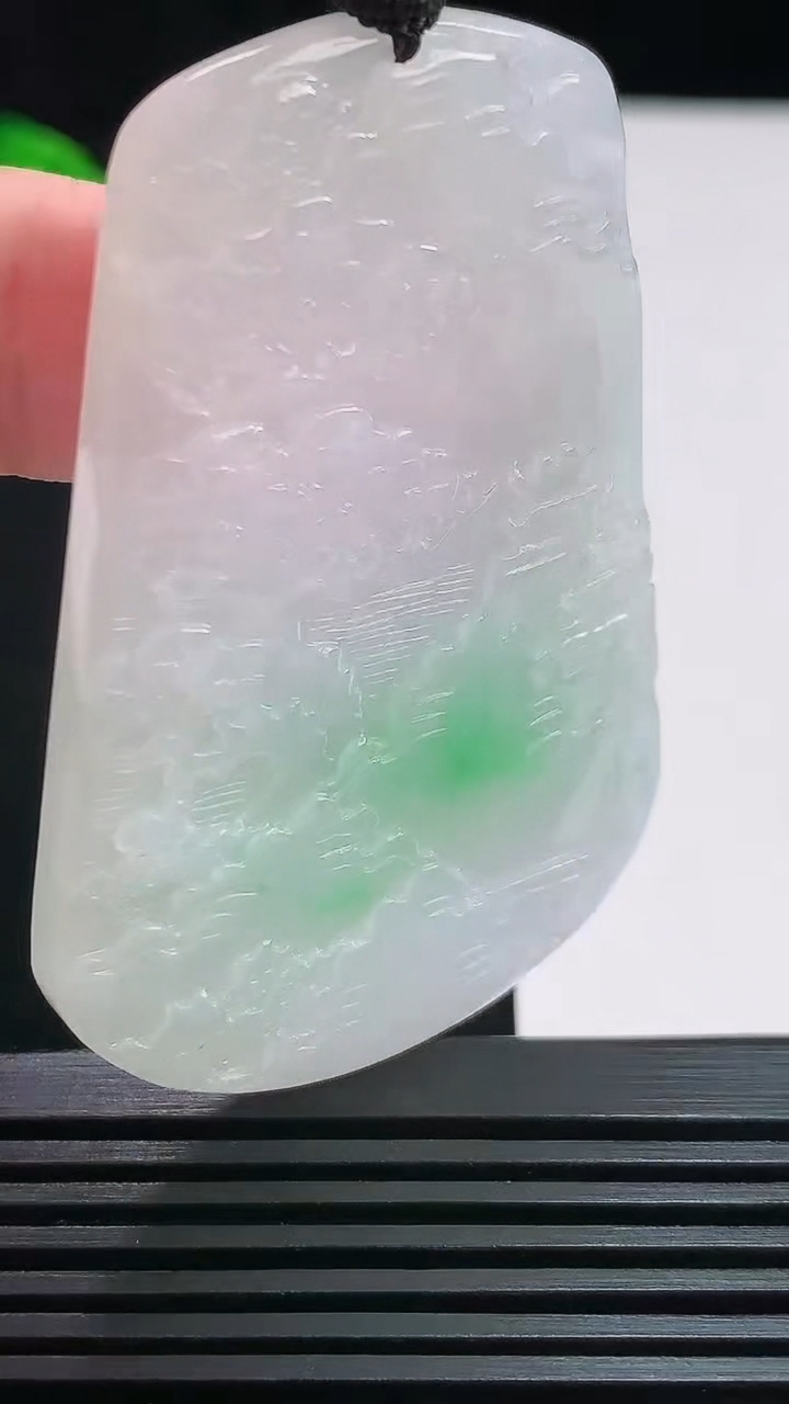 天然A货翡翠山水牌吊坠，尺寸58-40-6 重量:33.75g
7月25日
