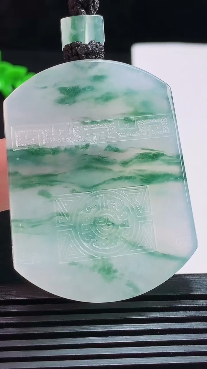 天然A货翡翠种飘花仿古无事牌吊坠，尺寸49-37.6-5.6 重量:37.15g
7月25日