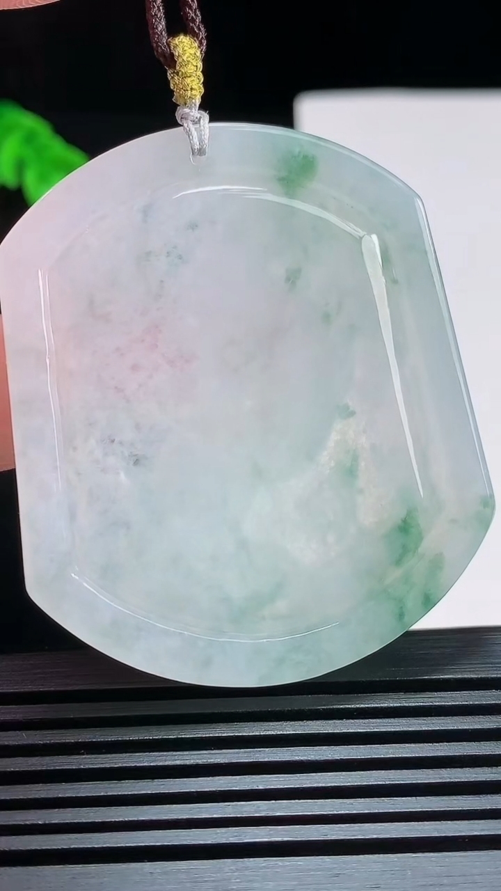 天然A货翡翠飘花生肖马牌吊坠，尺寸53-45-5.2 重量:28.71g
7月25日