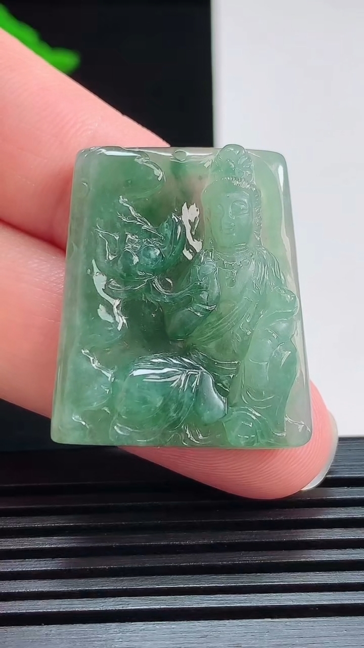 天然A货翡翠飘花大势至菩萨吊坠，尺寸32-26.8-5.5 重量:10.00g
7月25日
