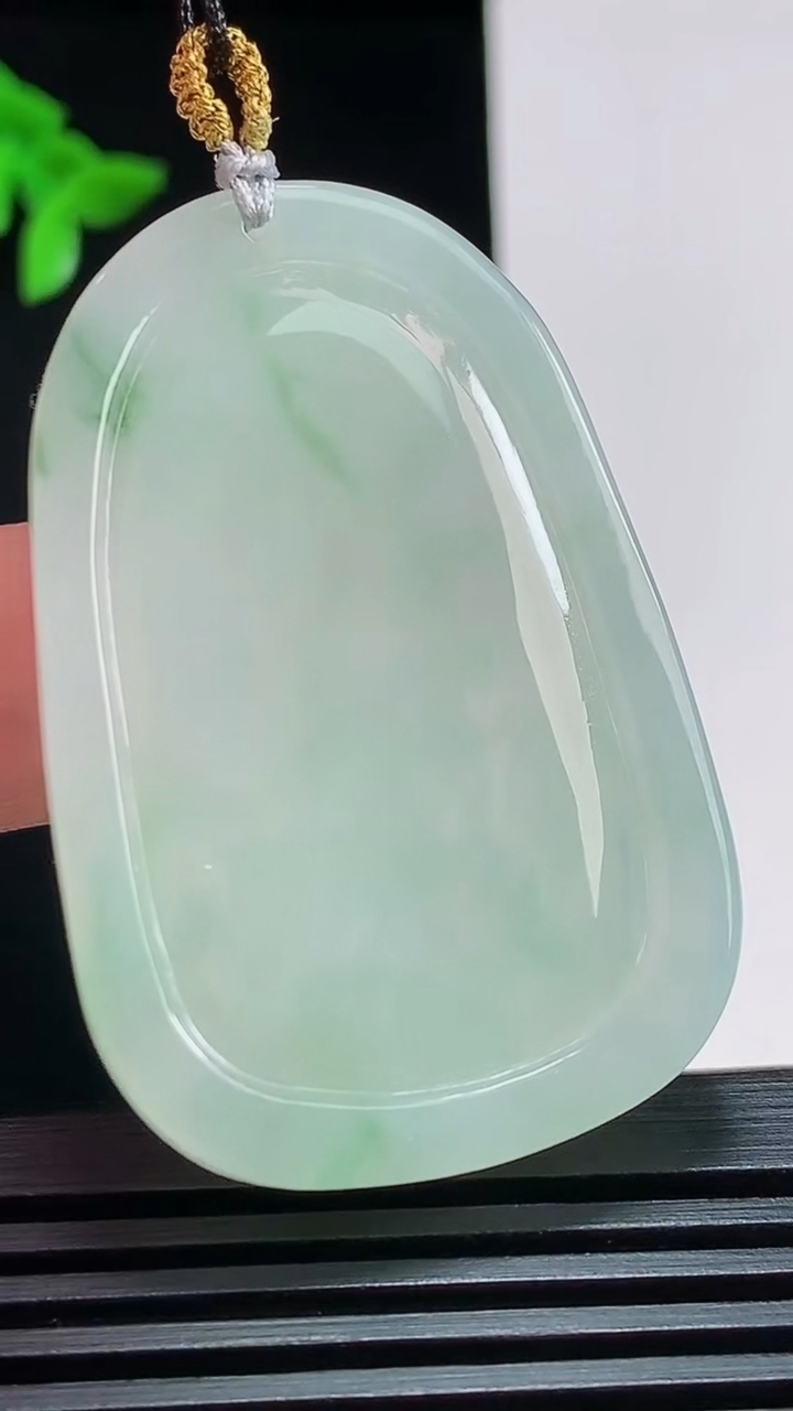 天然A货翡翠生肖虎牌吊坠，尺寸48-31.6-6 重量:20.00g
7月25日