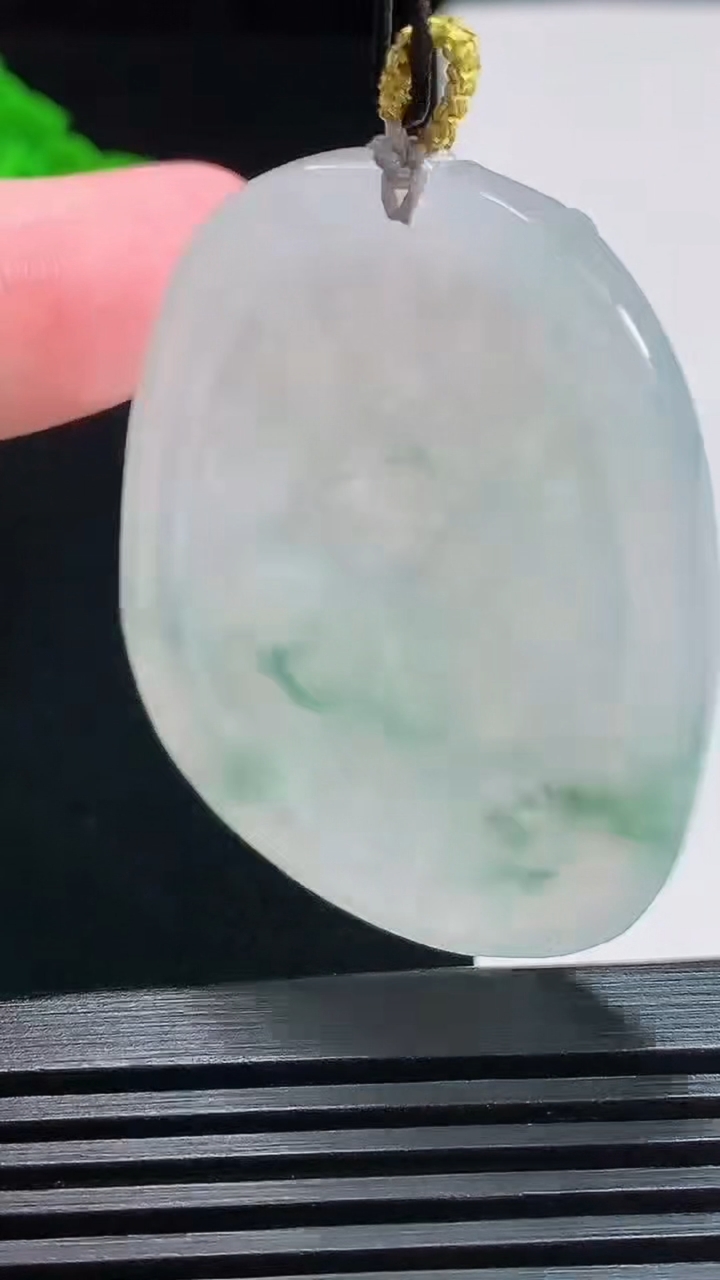 天然A货翡翠飘花生肖猪牌吊坠，尺寸45-36.8-6 重量:19.03g
7月25日