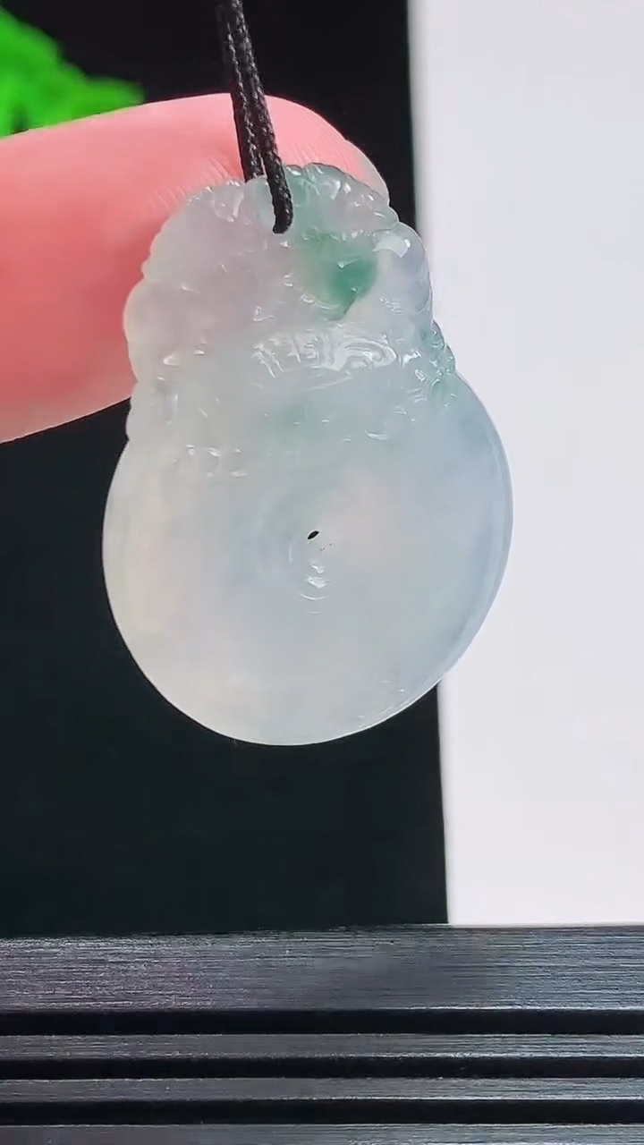 天然A货翡翠冰种飘花仿古平安扣吊坠，尺寸30.5-22-5.2 重量:6.97g
7月25日