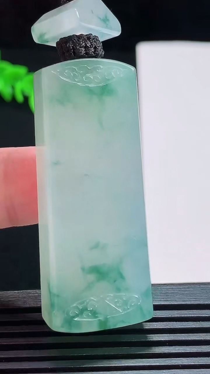 天然A货翡翠种飘花仿古无事牌吊坠，尺寸48-18.6-11.6 重量:38.14g
7月25日