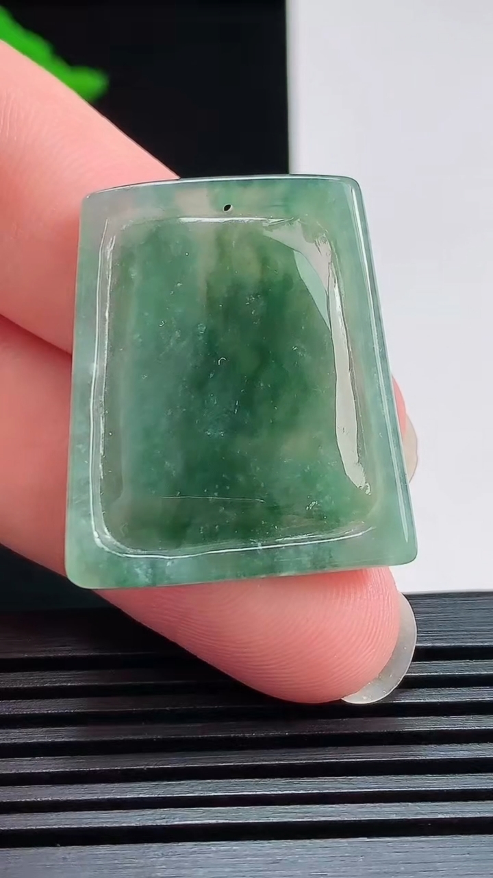 天然A货翡翠飘花大势至菩萨吊坠，尺寸32-26.8-5.5 重量:10.00g
7月25日