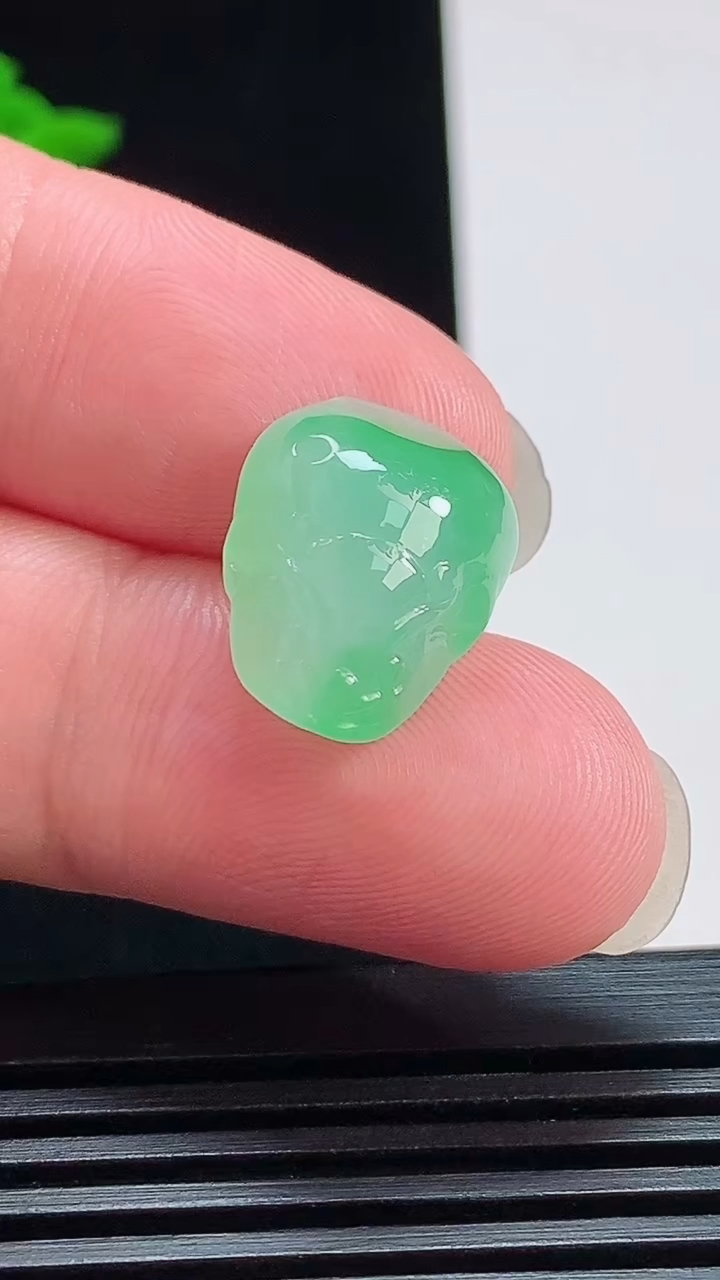 天然A货翡翠金蟾吊坠，尺寸17.6-13-7.8 重量:2.86g
7月25日