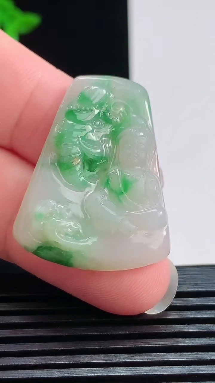 天然A货翡翠普贤菩萨吊坠，尺寸34-25-4.2 重量:6.77g
7月25日