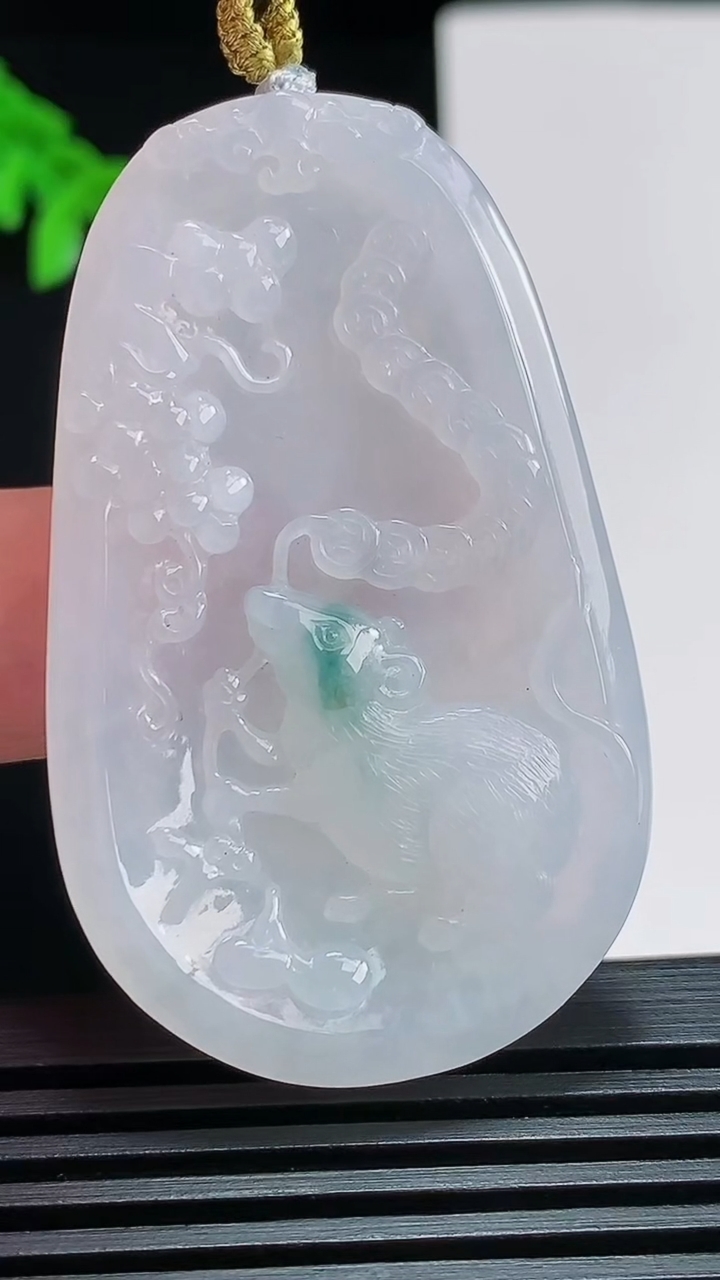 天然A货翡翠飘花生肖鼠牌吊坠，尺寸53-31.6-5.3 重量:17.36g
7月25日