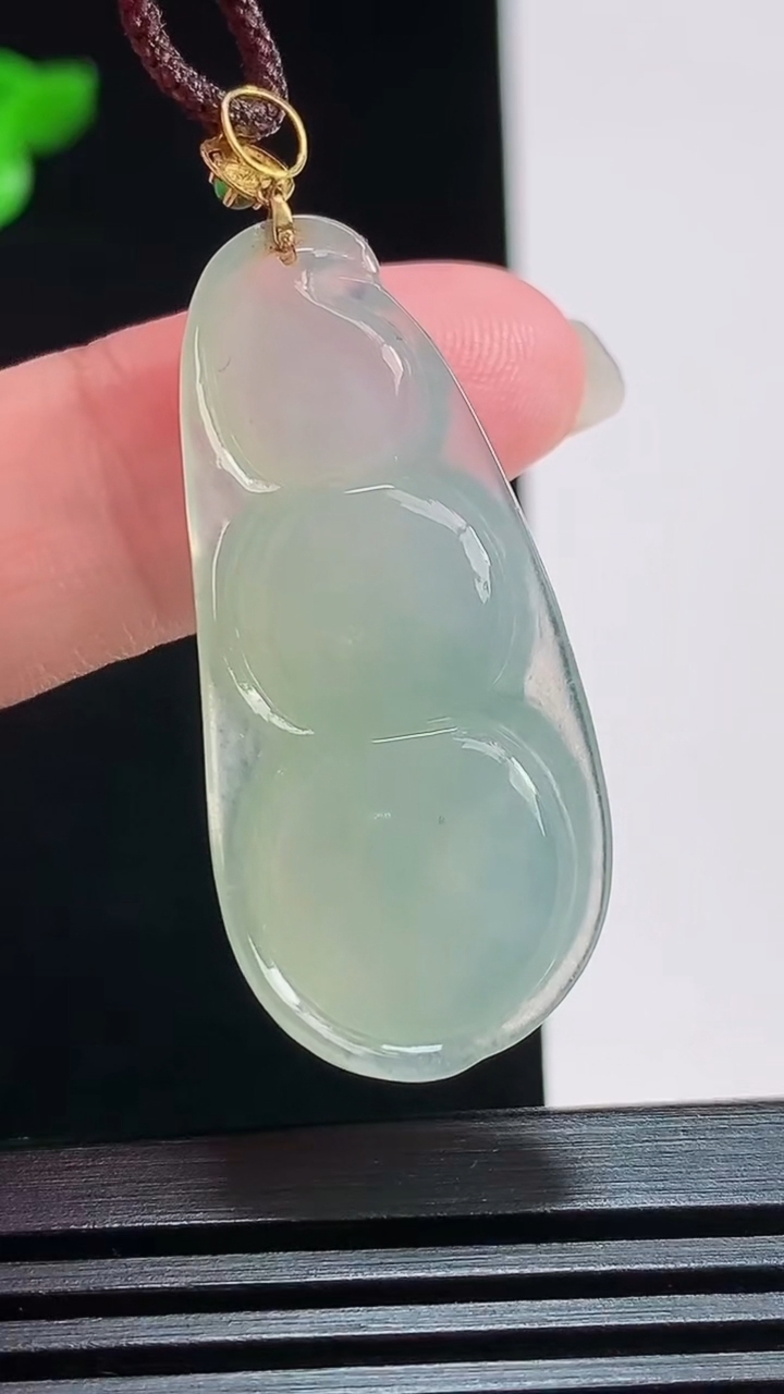 天然A货翡翠福豆吊坠，尺寸37.6-17-6 重量:7.10g
7月25日