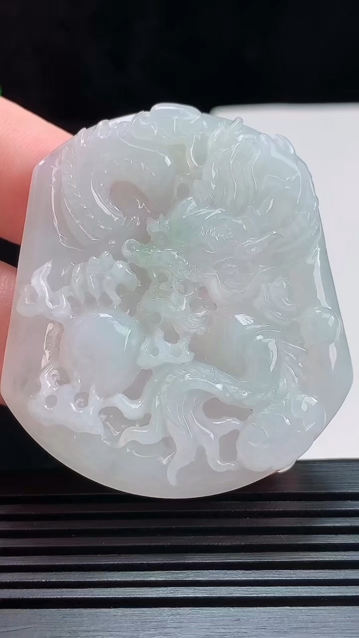 天然A货翡翠龙牌吊坠，尺寸54-48-5.6 重量:30.51g
7月25日