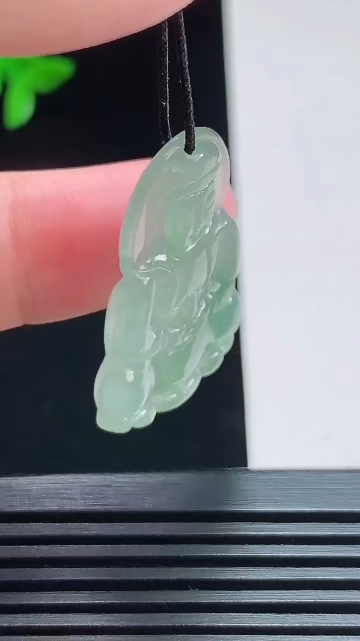 天然A货翡翠飘花正装观音吊坠，尺寸33-21-3.5 重量:4.63g
7月25日