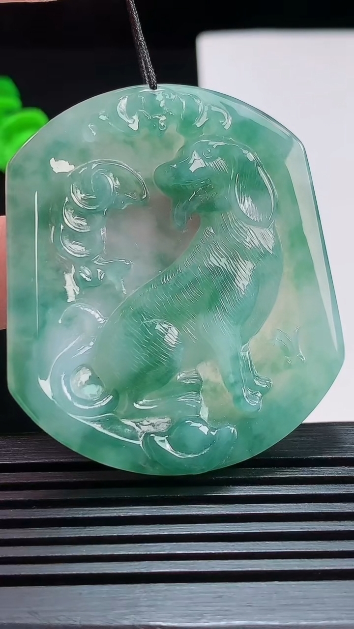 天然A货翡翠飘花生肖狗牌吊坠，尺寸49-42.5-5 重量:22.02g
7月25日