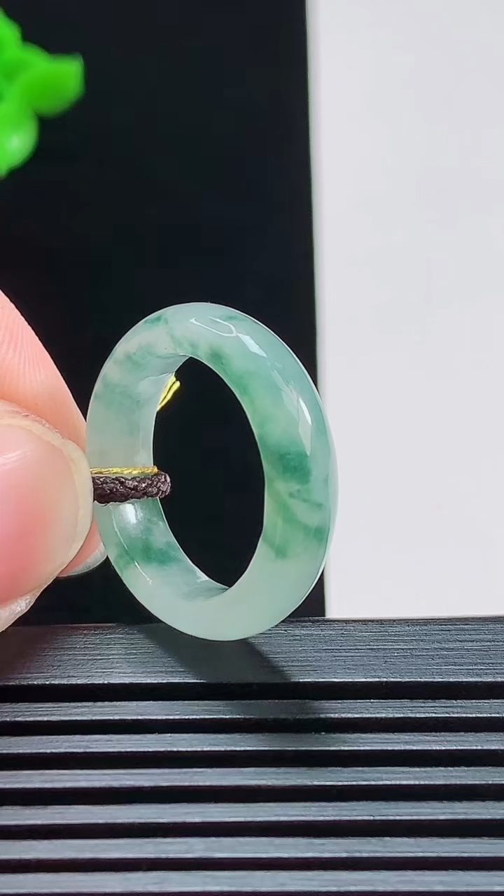 天然A货翡翠飘花玉指环 戒指，尺寸15.8-5-3.2 重量:3.17g2026年7月25日
工厂直