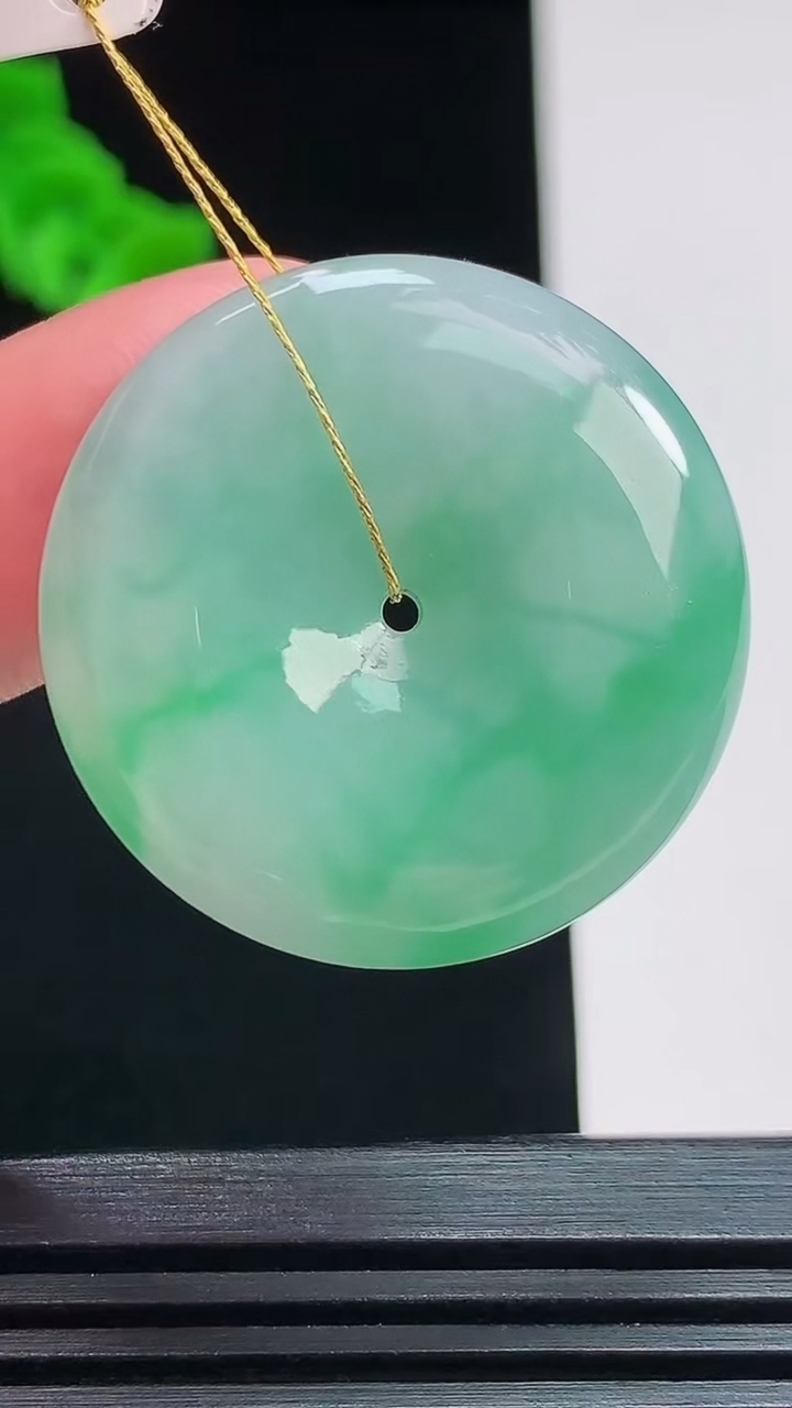 天然A货翡翠平安扣吊坠，尺寸30-6.2 重量:11.75g
7月25日