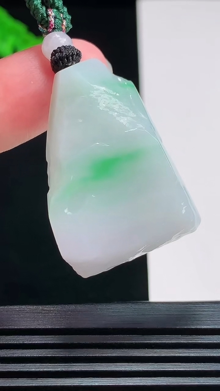 天然A货翡翠原石吊坠，尺寸34-23.7-7 重量:14.40g
7月25日