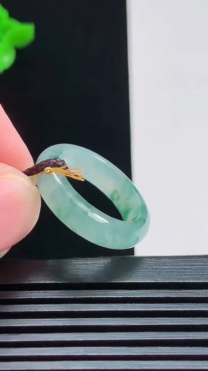 天然A货翡翠飘花玉指环 戒指，尺寸15.8-5-3.2 重量:3.17g2026年7月25日
工厂直销收藏佳品,种好水足，色泽均匀，有种有色，上手高大气！
