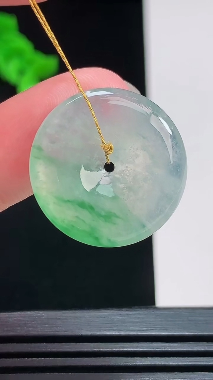 天然A货翡翠平安扣吊坠，尺寸22.6-4 重量:4.50g
7月25日