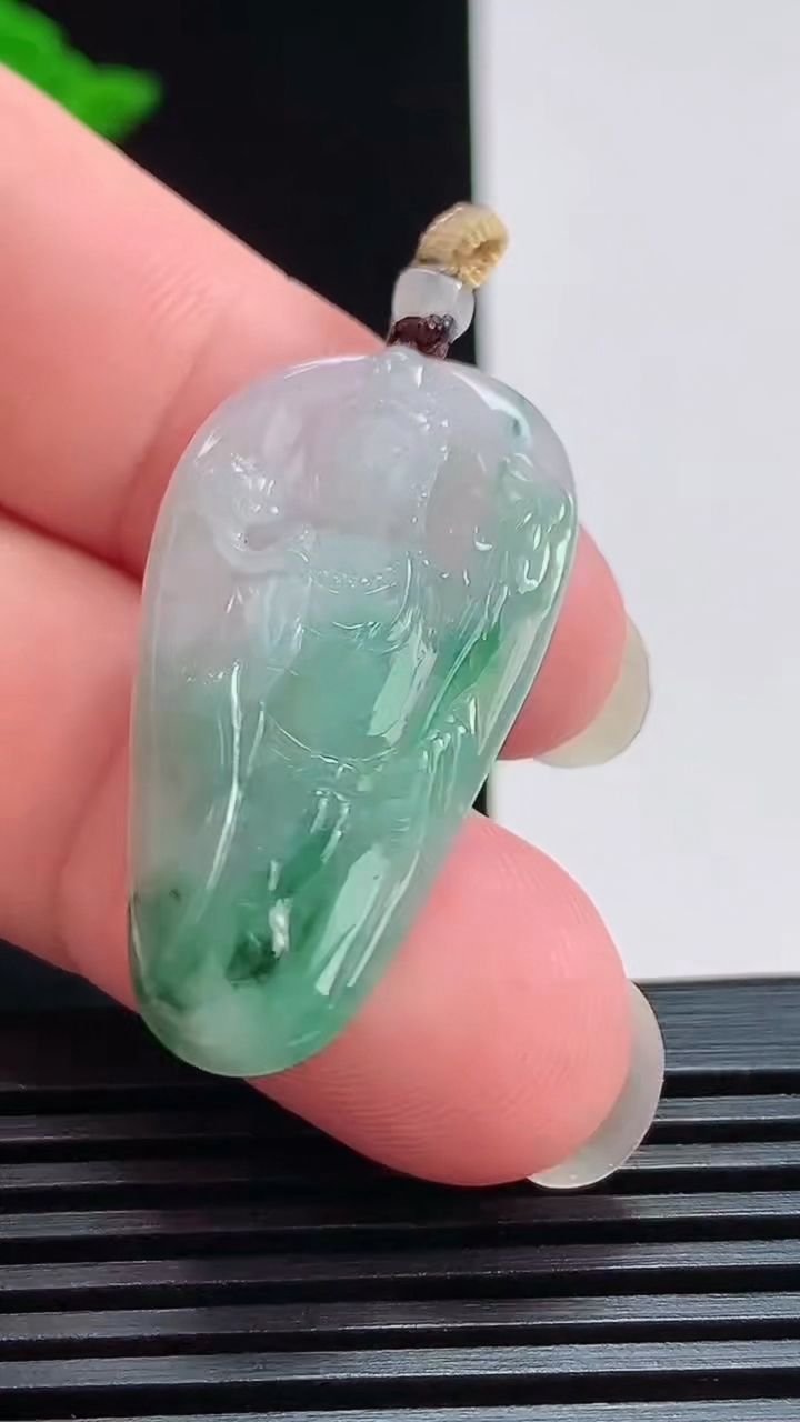 天然A货翡翠虚空藏菩萨吊坠，尺寸36-19.6-4 重量:5.00g
7月25日