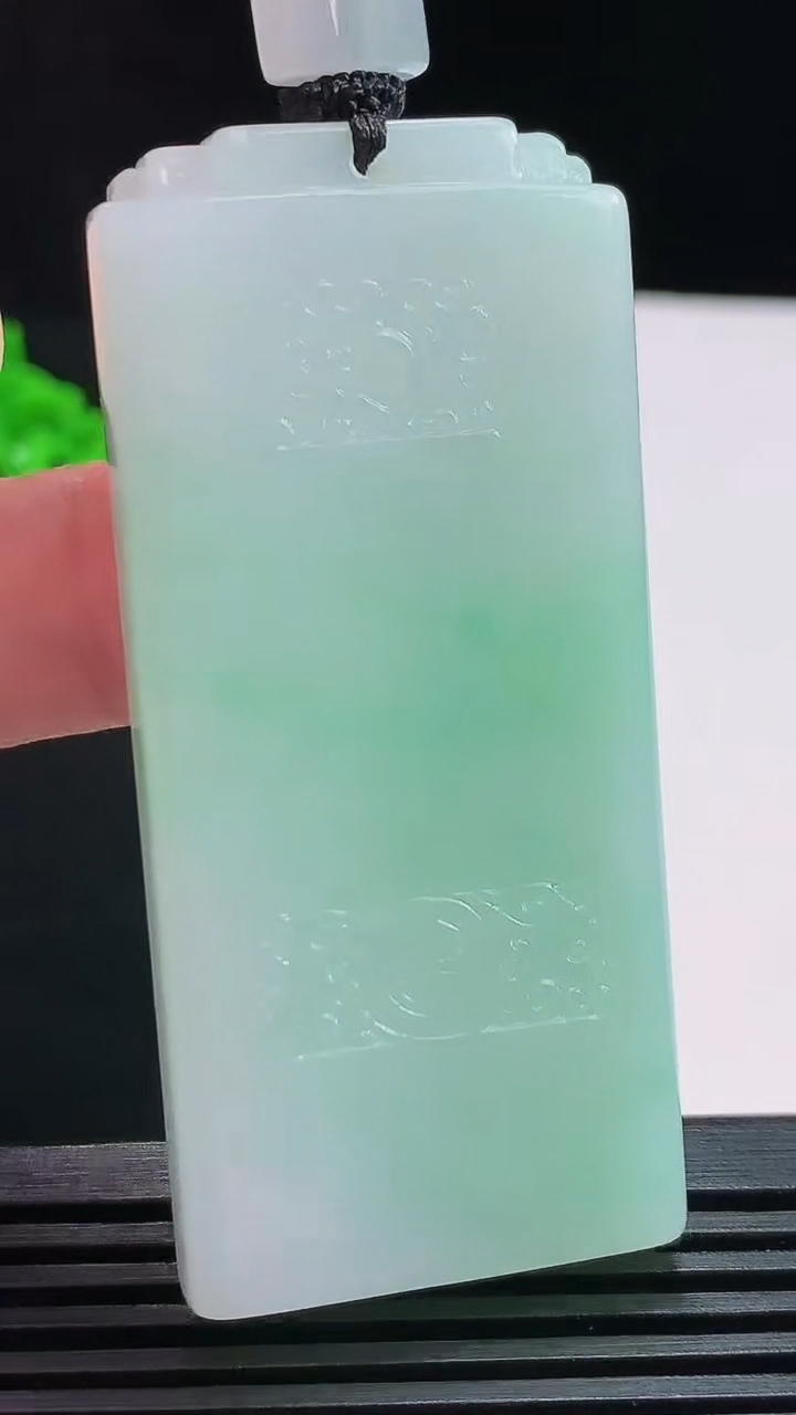 天然A货翡翠仿古无事牌吊坠，尺寸61.5-28-8 重量:49.25g
7月25日
