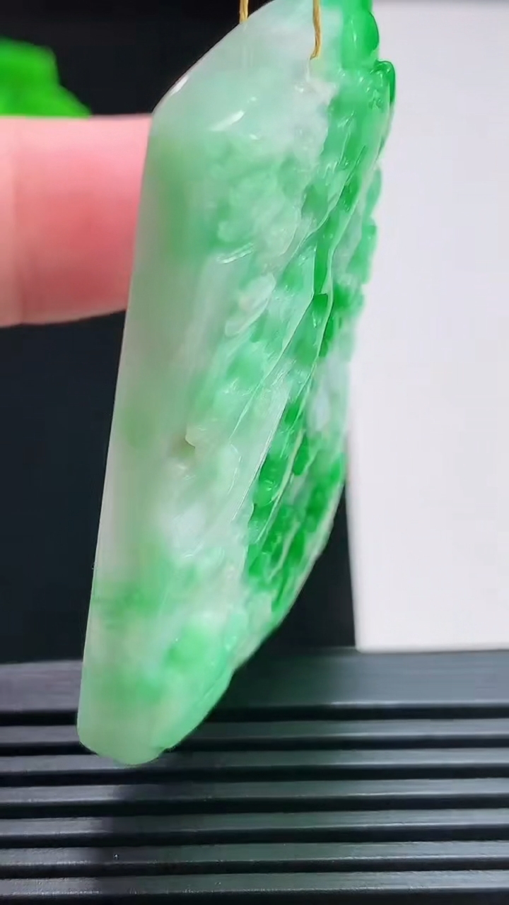 天然A货翡翠山水牌吊坠，尺寸50-32.6-8 重量:32.37g
7月25日