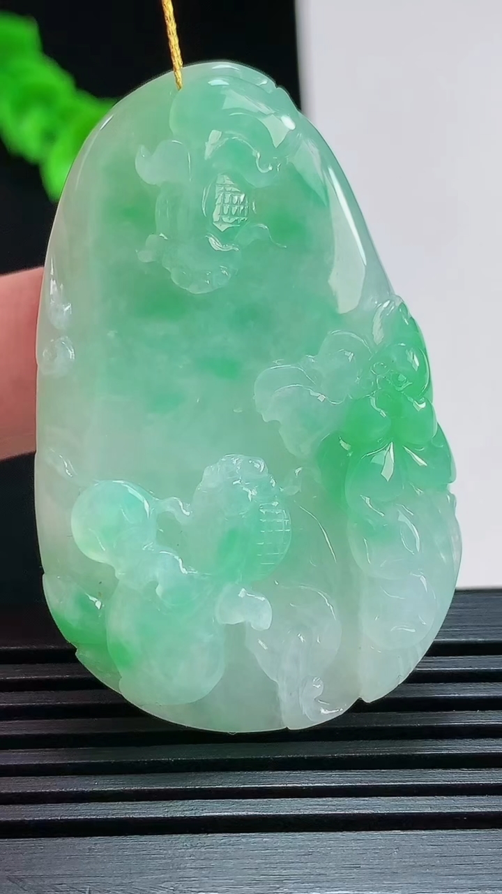 天然A货翡翠年年有余吊坠，尺寸51-32-8 重量:23.22g
7月25日