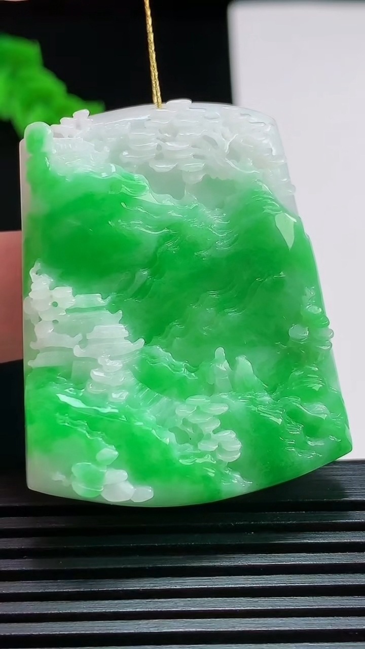 天然A货翡翠山水牌吊坠，尺寸44-35-9.5 重量:30.33g
7月25日