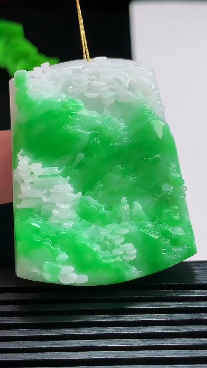 天然A货翡翠山水牌吊坠，尺寸44-35-9.5 重量:30.33g
7月25日