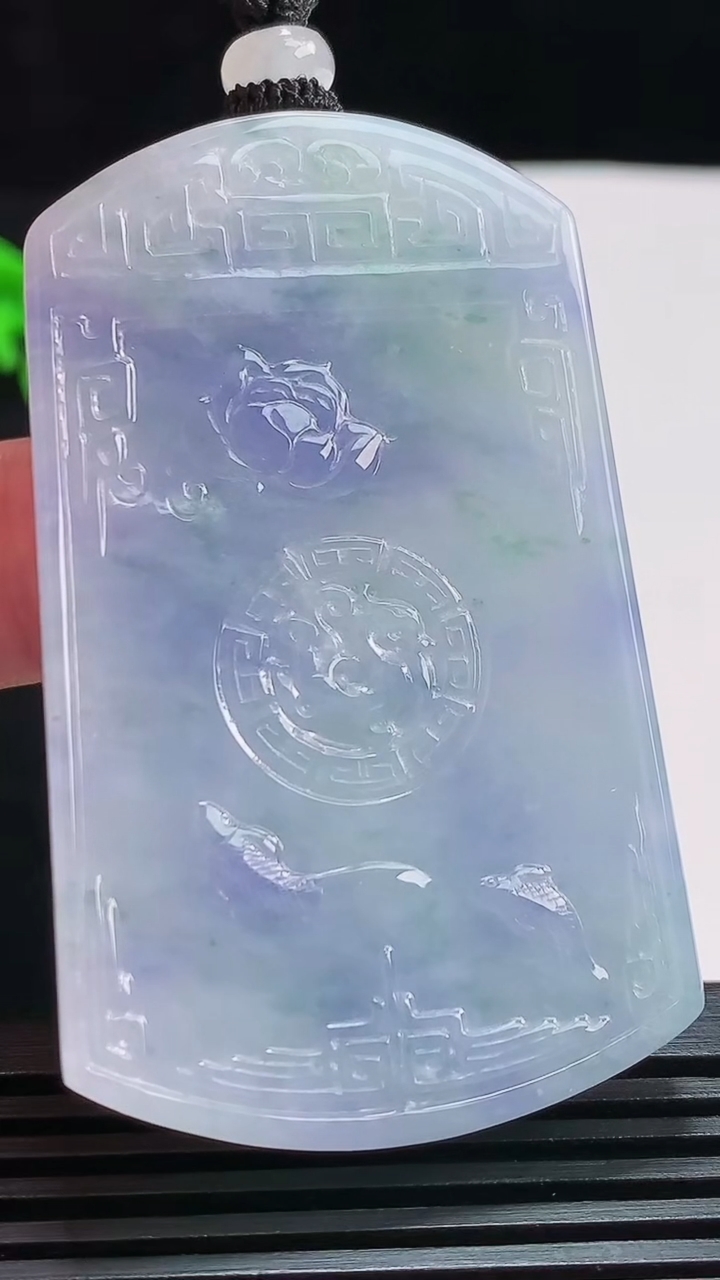 天然A货翡翠紫罗兰 飘花仿古无事牌吊坠，尺寸58.6-35.5-6.8 重量:42.64g
7月25