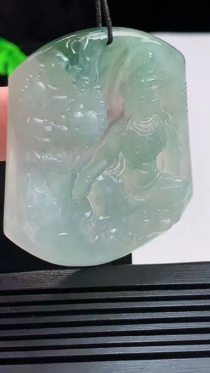 天然A货翡翠飘花文殊菩萨吊坠，尺寸53-45.6-5 重量:26.43g
7月25日