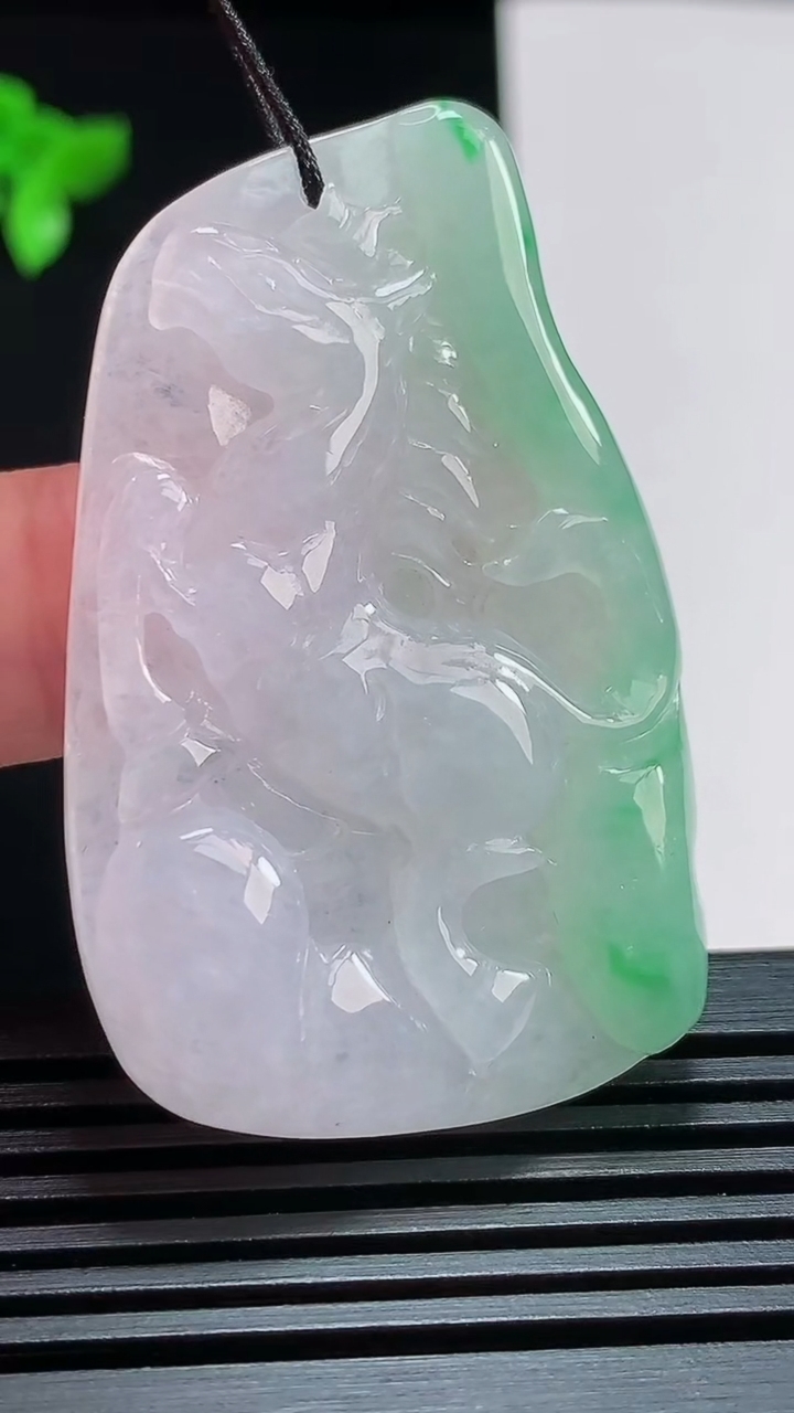天然A货翡翠生肖马牌吊坠，尺寸49.6-31.5-6 重量:21.02g
7月25日
