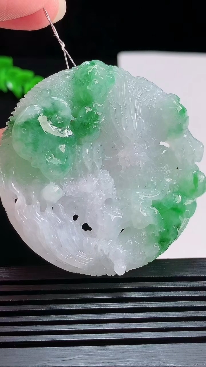 天然A货翡翠龙牌吊坠，尺寸51.5-11.5 重量:50.00g
7月25日