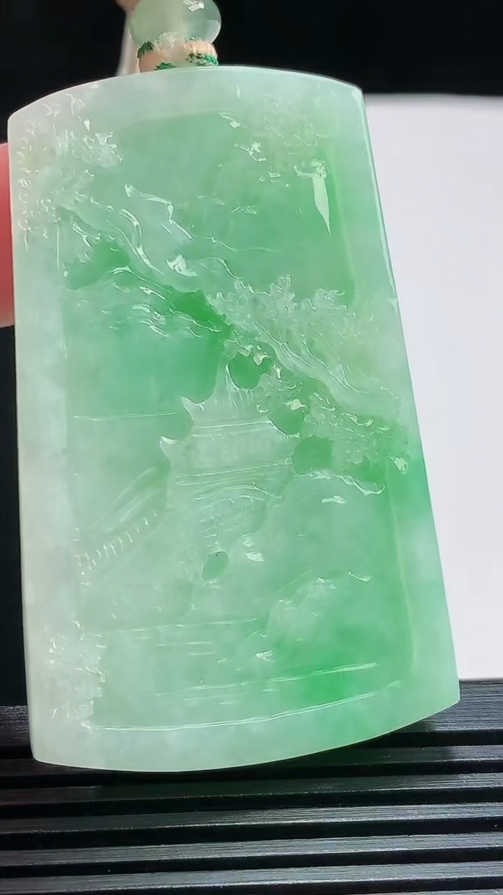 天然A货翡翠山水牌吊坠，尺寸54-34-8 重量:37.41g
7月25日