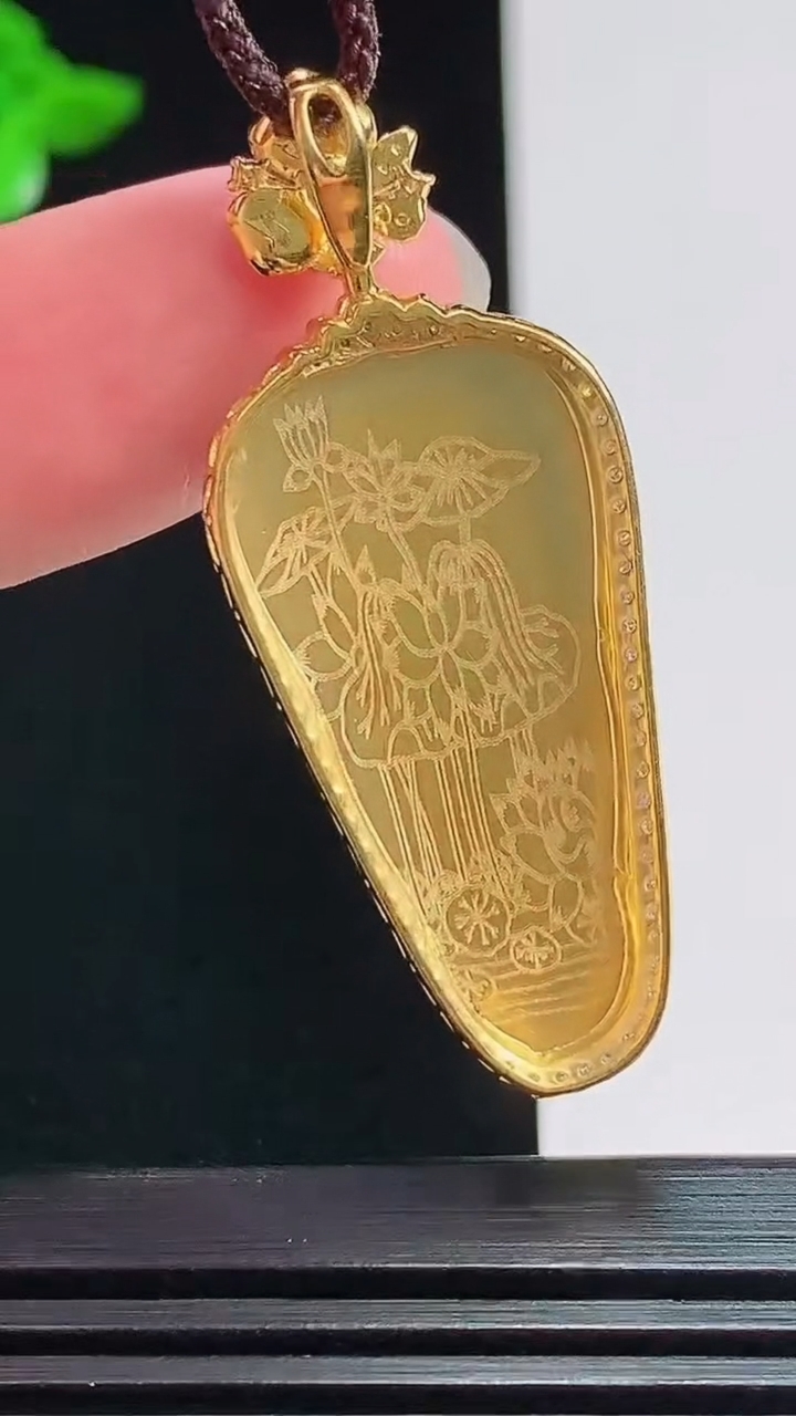 天然A货翡翠金枝玉叶 叶子吊坠，尺寸43.5-17.5-7.8，裸石30-15 重量:5.90g
7月25日