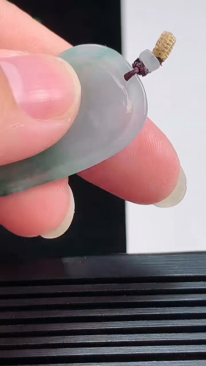 天然A货翡翠虚空藏菩萨吊坠，尺寸36-19.6-4 重量:5.00g
7月25日