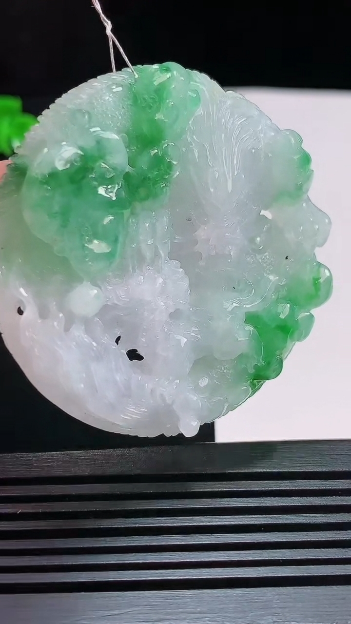 天然A货翡翠龙牌吊坠，尺寸51.5-11.5 重量:50.00g
7月25日