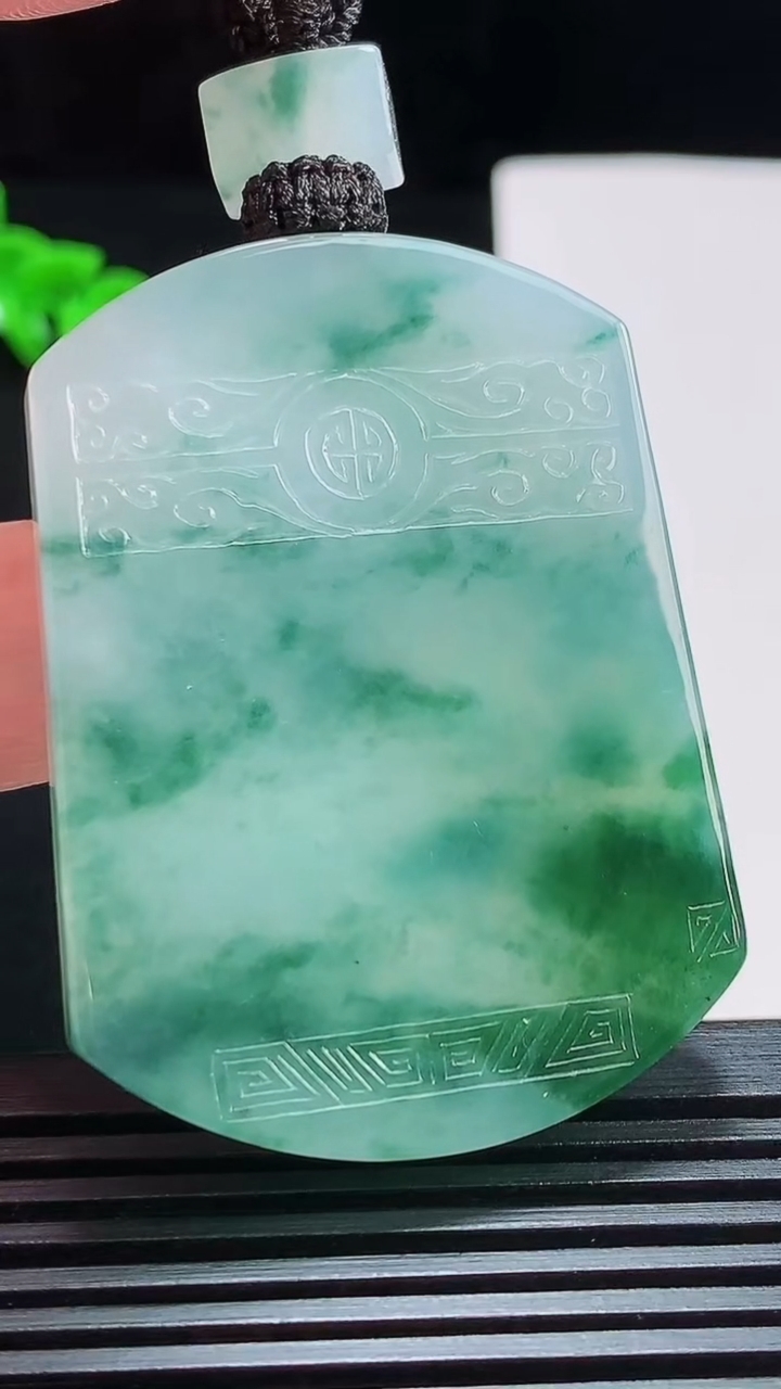 天然A货翡翠种飘花仿古无事牌吊坠，尺寸50-36.5-5.6 重量:35.91g
7月25日