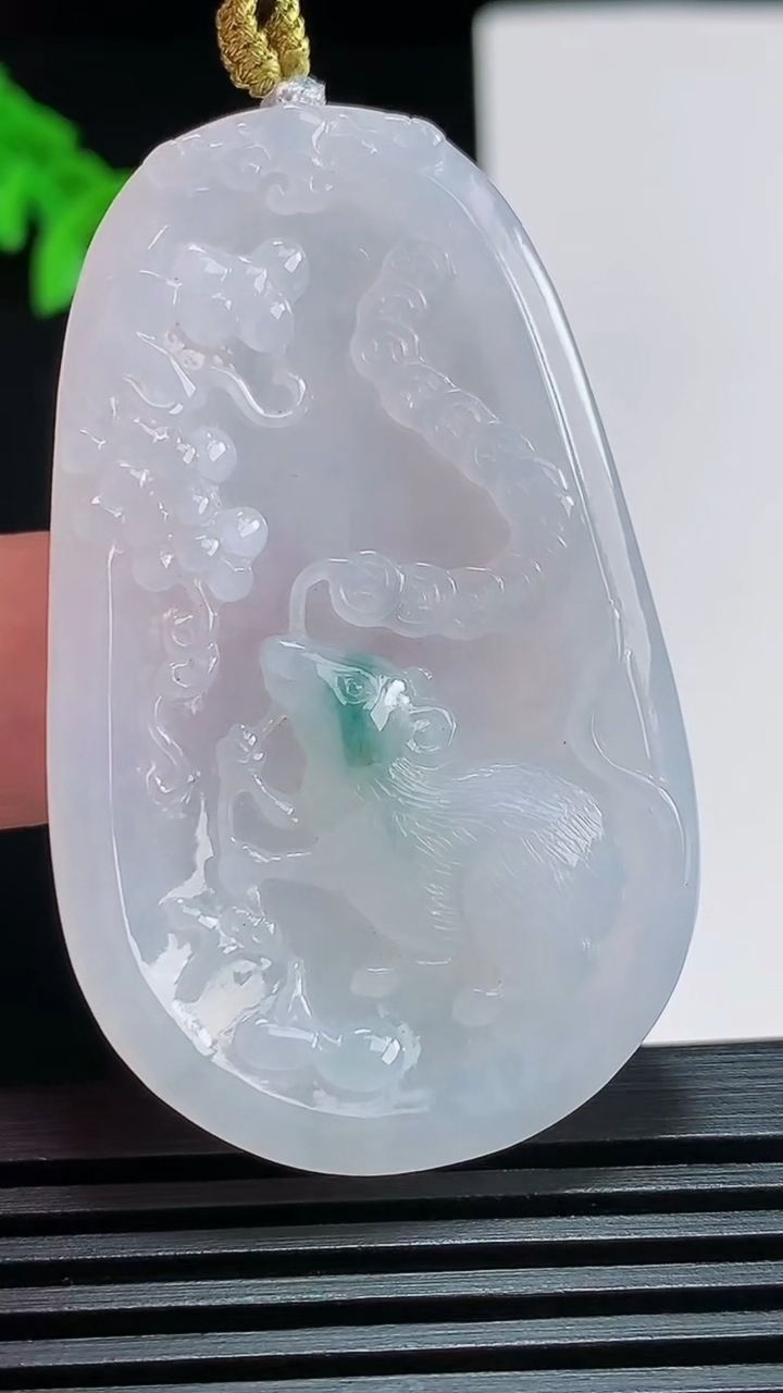 天然A货翡翠飘花生肖鼠牌吊坠，尺寸53-31.6-5.3 重量:17.36g
7月25日