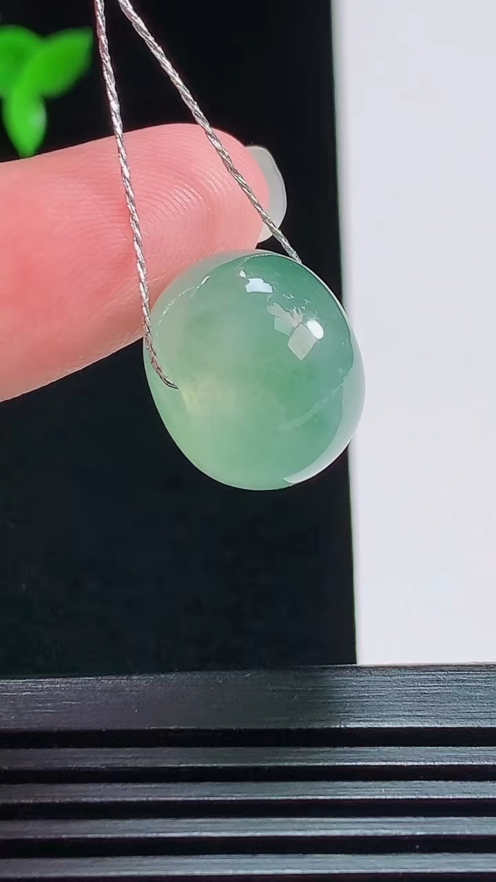 天然A货翡翠冰种飘花路路通吊坠，尺寸15.8-11.5 重量:6.00g
7月25日