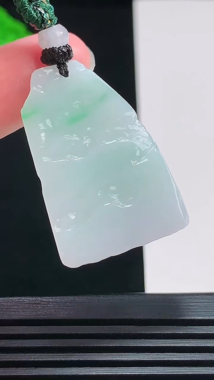天然A货翡翠原石吊坠，尺寸34-23.7-7 重量:14.40g
7月25日