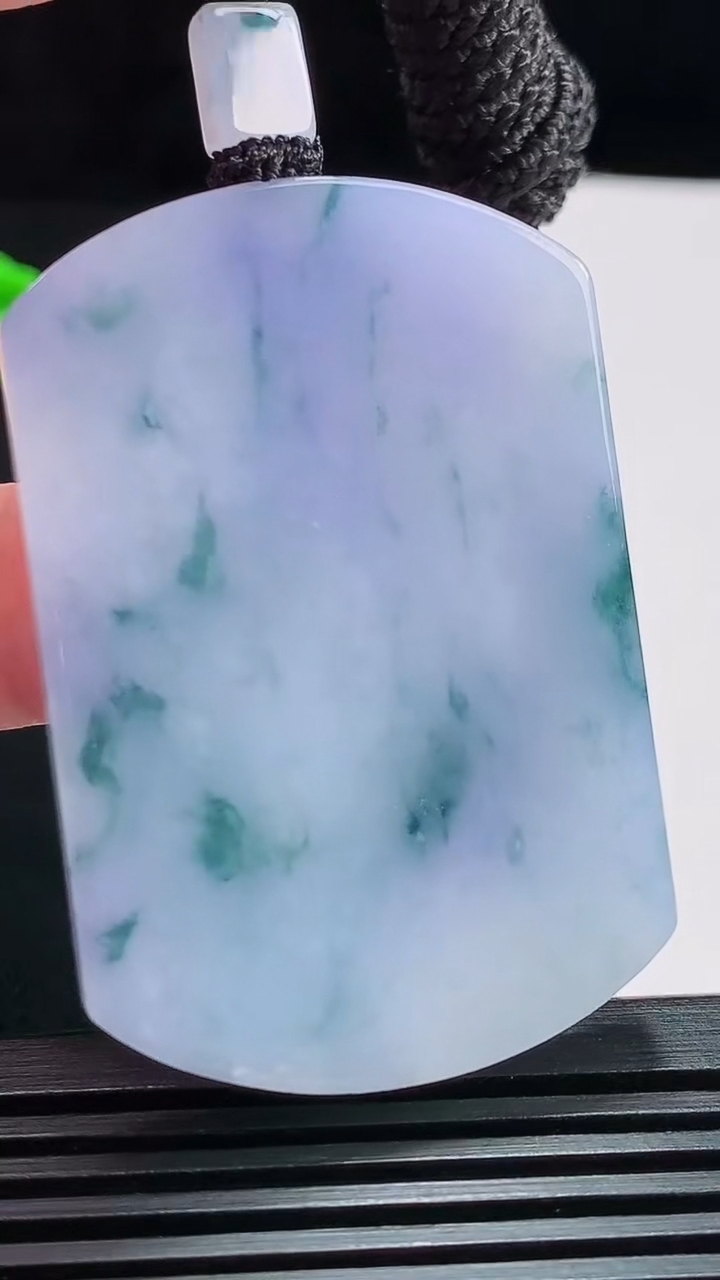 天然A货翡翠种紫罗兰 飘花无事牌吊坠，尺寸52-34.5-5.6 重量:36.27g
7月25日